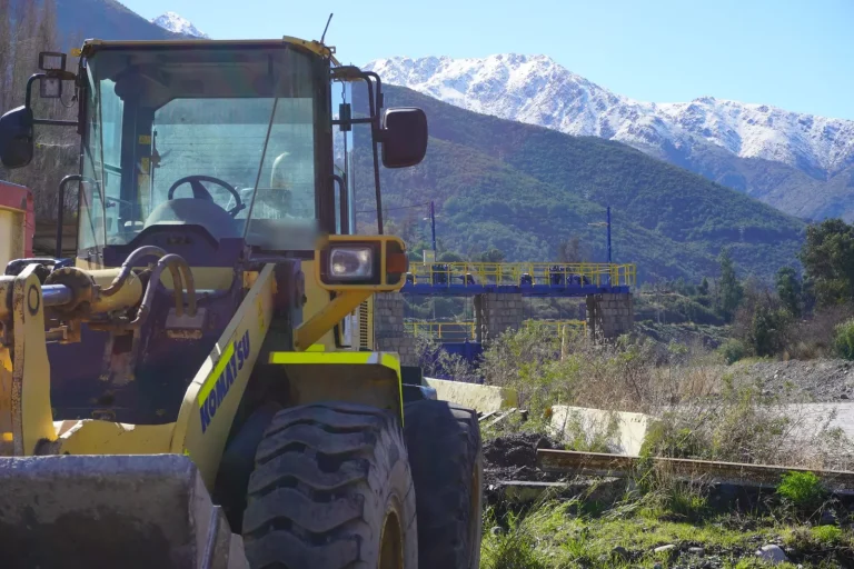 Cargador frontal Komatsu en faena, Cajón del Maipo