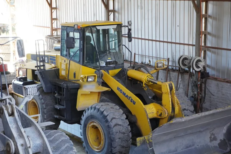 Cargador frontal Komatsu en taller de mantención