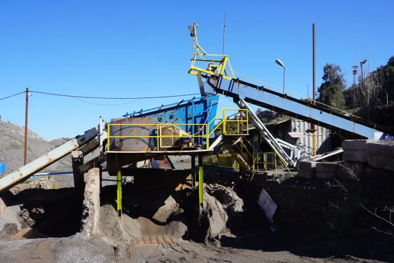 Harnero de clasificación en la planta de Áridos Balmaceda