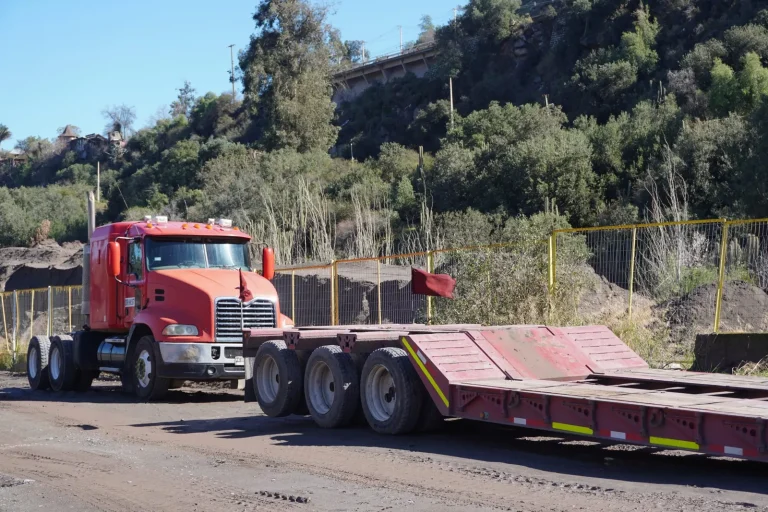 Camión con cama baja para transporte de maquinaria pesada